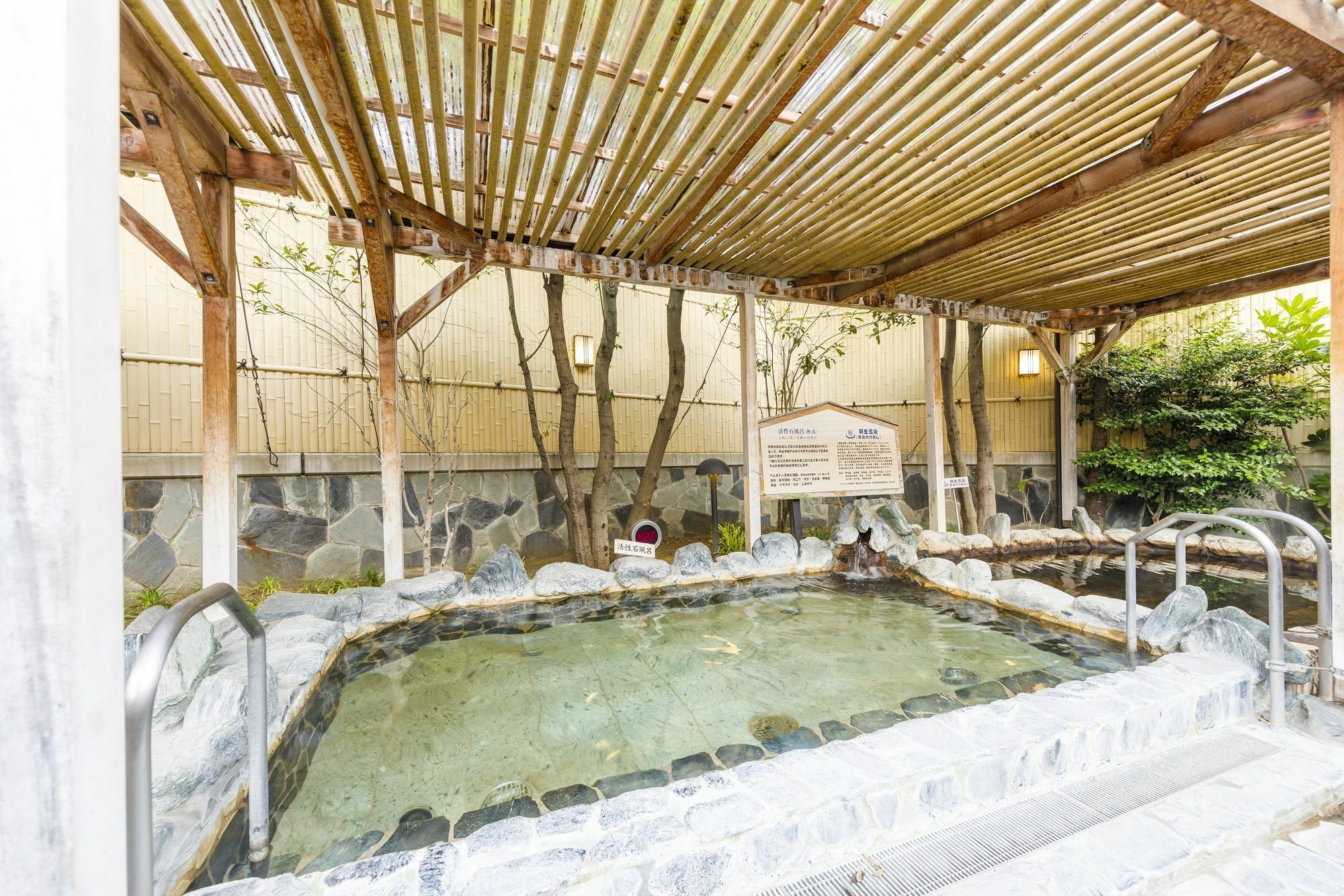 Route Inn Grantia Hanyu Spa Resort Bagian luar foto